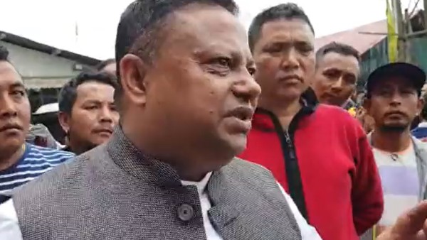 ঘিসিং থেকে গুরুং, গুরুং থেকে অনীত থাপা ঘিসিং থেকে গুরুং, গুরুং থেকে অনীত থাপা