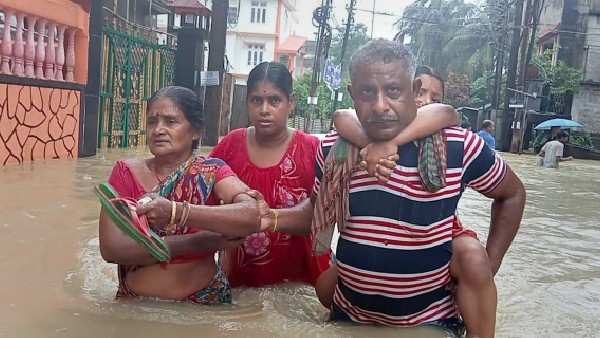 বন্যাকবলিত শিলচরে তীব্র জলকষ্ট বন্যাকবলিত শিলচরে তীব্র জলকষ্ট