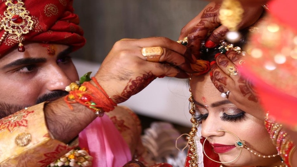 কর্পুর দিয়ে প্রদীপ জ্বালান