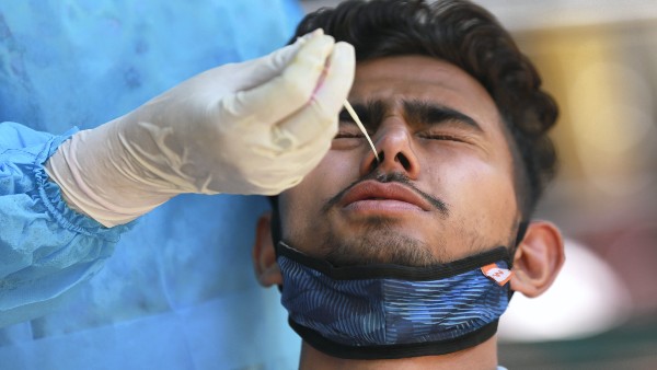 চোখ রাঙাচ্ছে ওমিক্রন চোখ রাঙাচ্ছে ওমিক্রন