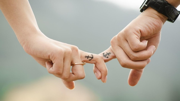 হলুদ ও সাদা রঙের পোশাক