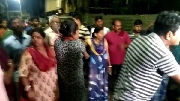 এলাকার বাসিন্দাদের তীব্র ক্ষোভ এলাকার বাসিন্দাদের তীব্র ক্ষোভ