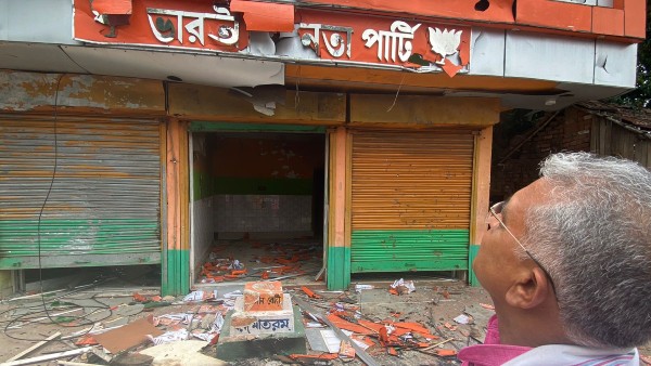 উলুবেড়িয়াক পার্টি অফিস পরিদর্শনে দিলীপ উলুবেড়িয়াক পার্টি অফিস পরিদর্শনে দিলীপ