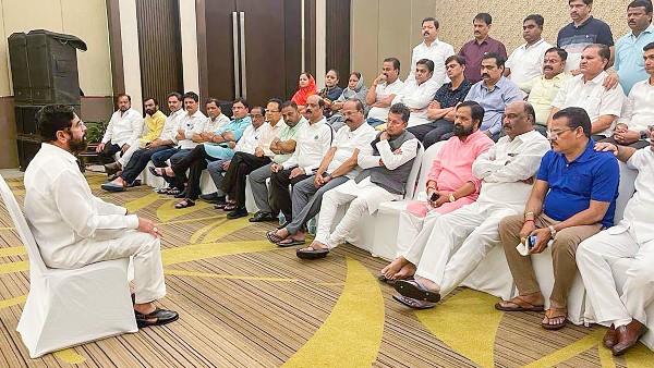 একনাথ শিন্ডের সামনে সীমিত বিকল্প