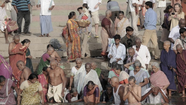 গঙ্গায় স্নান করছেন দেখা গঙ্গায় স্নান করছেন দেখা