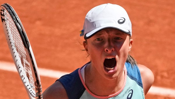 French Open: একপেশে ম্যাচে গফকে উড়িয়ে রোলাঁ গারো-এ দ্বিতীয় খেতাব জয় ইগা সুয়াটেকের French Open: একপেশে ম্যাচে গফকে উড়িয়ে রোলাঁ গারো-এ দ্বিতীয় খেতাব জয় ইগা সুয়াটেকের