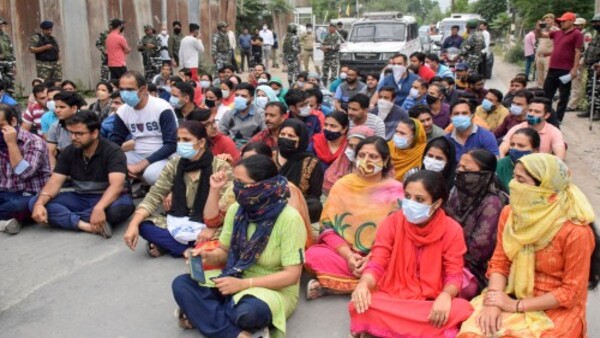 ১৭৭ জন কশ্মীরি পণ্ডিত শিক্ষককে নিরাপদ স্থানে বদলি ১৭৭ জন কশ্মীরি পণ্ডিত শিক্ষককে নিরাপদ স্থানে বদলি