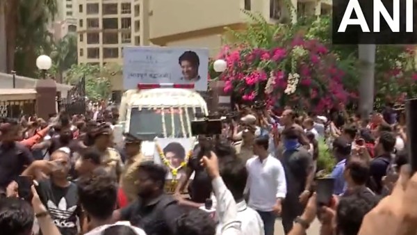 শেষশ্রদ্ধা জানাতে হাজির একাধিক শিল্পী শেষশ্রদ্ধা জানাতে হাজির একাধিক শিল্পী