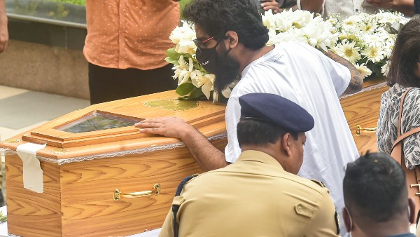 শেষকৃত্যের কাজ করলেন ছেলে নকুল শেষকৃত্যের কাজ করলেন ছেলে নকুল