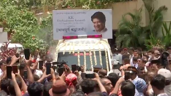 শ্রেয়া ঘোষাল ভেঙে পড়েন শ্রেয়া ঘোষাল ভেঙে পড়েন