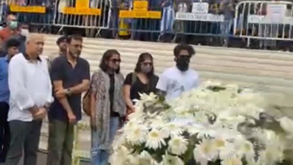 বিমানবন্দরের উদ্দেশ্যে রওনা পরিবারের বিমানবন্দরের উদ্দেশ্যে রওনা পরিবারের