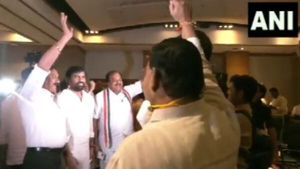 বিদ্রোহীদের সঙ্গে বৈঠক বিদ্রোহীদের সঙ্গে বৈঠক