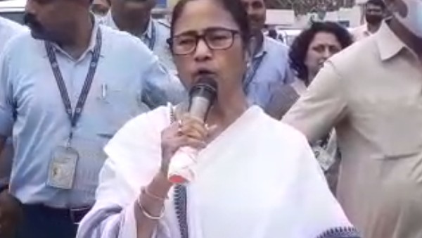 রবীন্দ্রসদনে প্রয়াত সঙ্গীতশিল্পী কেকে-কে গানস্যালুট, তড়িঘড়ি দমদমে ফিরে ঘোষণা মমতার রবীন্দ্রসদনে প্রয়াত সঙ্গীতশিল্পী কেকে-কে গানস্যালুট, তড়িঘড়ি দমদমে ফিরে ঘোষণা মমতার