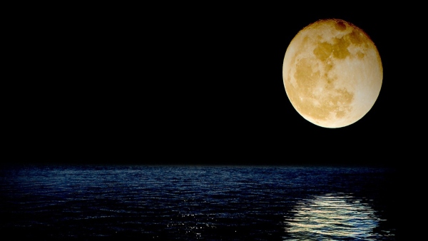 পূর্ণিমার চাঁদের চেয়ে কিছুটা বড় পূর্ণিমার চাঁদের চেয়ে কিছুটা বড়