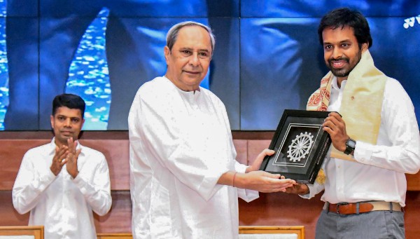 ঐতিহাসিক থমাস কাপ জয়ী ভারতীয় দলকে সংবর্ধিত করলেন ওড়িশার মুখ্যমন্ত্রী নবীন পট্টনায়ক ঐতিহাসিক থমাস কাপ জয়ী ভারতীয় দলকে সংবর্ধিত করলেন ওড়িশার মুখ্যমন্ত্রী নবীন পট্টনায়ক