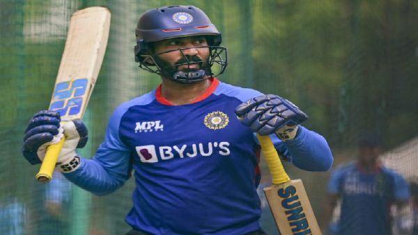 ফুরফুরে মেজাজে কার্তিক ফুরফুরে মেজাজে কার্তিক