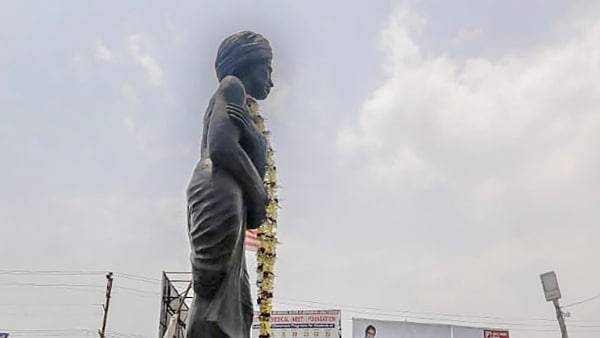 ১৮৭৫ সালের ১৫ নভেম্বর পূর্বতন বিহারের রাঁচির উলিহাতু গ্রামে বিরসা মুন্ডার জন্ম হয়। ১৮৭৫ সালের ১৫ নভেম্বর পূর্বতন বিহারের রাঁচির উলিহাতু গ্রামে বিরসা মুন্ডার জন্ম হয়।