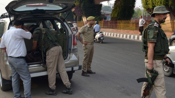 পুণ্যার্থীদের কড়া নিরাপত্তায় মুড়ে নিয়ে যাওয়া হবে পুণ্যার্থীদের কড়া নিরাপত্তায় মুড়ে নিয়ে যাওয়া হবে