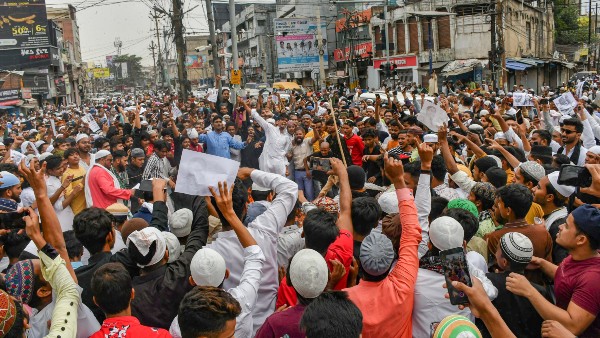 সংঘর্ষ থামাতে পুলিশের গুলি সংঘর্ষ থামাতে পুলিশের গুলি