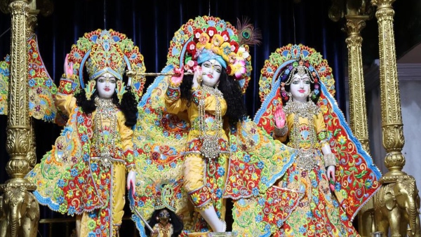 রাধা কৃষ্ণের মন্দিরে পুজো