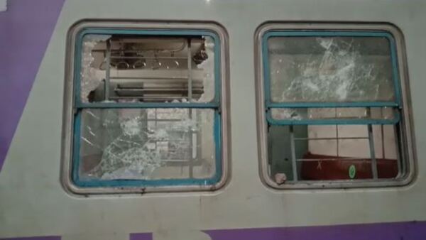 মিছিল থেকে স্টেশন ও ট্রেনে হামলা মিছিল থেকে স্টেশন ও ট্রেনে হামলা