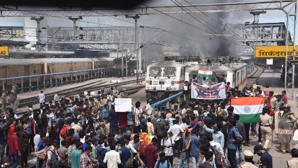 সাতটি ট্রেন জ্বালিয়ে দেওয়ার অভিযোগ 