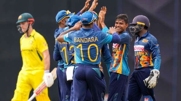 ভিডিও: শ্রীলঙ্কা-অস্ট্রেলিয়া ম্যাচে আম্পায়ারের ভূমিকায় থেকেই অ্যালেক্স ক্যারির ক্যাচ নিতে উদ্যোগী ধর্মসেনা ভিডিও: শ্রীলঙ্কা-অস্ট্রেলিয়া ম্যাচে আম্পায়ারের ভূমিকায় থেকেই অ্যালেক্স ক্যারির ক্যাচ নিতে উদ্যোগী ধর্মসেনা