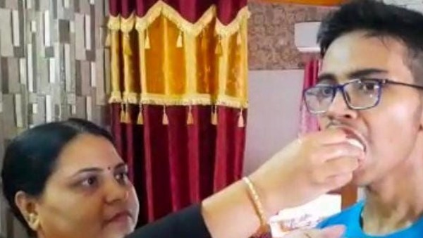 বাড়িতে নেই টিভি!