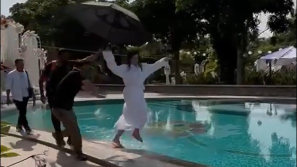 সানি লিওনিকে পুলের জলে আচমকাই ফেলে দিলেন ব্যক্তি! ভিডিও পোস্ট করে কী বললেন বেবি ডল? সানি লিওনিকে পুলের জলে আচমকাই ফেলে দিলেন ব্যক্তি! ভিডিও পোস্ট করে কী বললেন বেবি ডল?