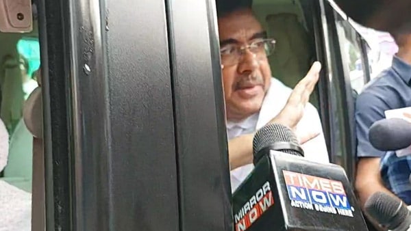 তিন ঘন্টা বেশি আটকে থাকায় ক্ষোভ তিন ঘন্টা বেশি আটকে থাকায় ক্ষোভ