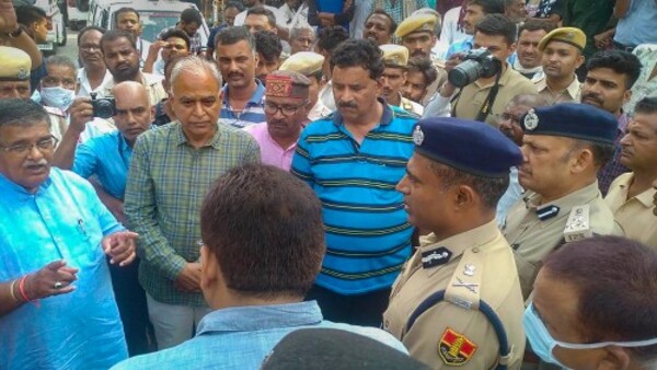 দেশের বিভিন্ন জায়গায় প্রতিবাদ