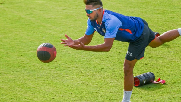 ভুবনেশ্বরের হাত থেকে জাতীয় দলের ক্যাপ গ্রহণ: ভুবনেশ্বরের হাত থেকে জাতীয় দলের ক্যাপ গ্রহণ: