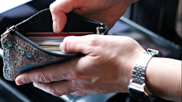 ধারাল জিনিস সরিয়ে ফেলুন