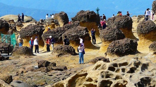 শিলাগুলিতে অদ্ভুত আকারে ভাস্কর্য তৈরি হয় শিলাগুলিতে অদ্ভুত আকারে ভাস্কর্য তৈরি হয়