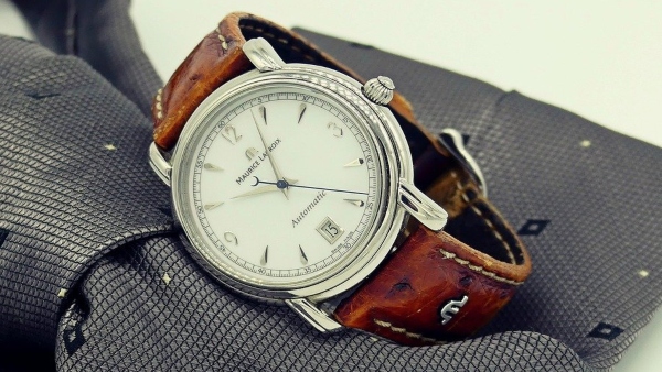 অন্য ব্যক্তির ঘড়ি অন্য ব্যক্তির ঘড়ি