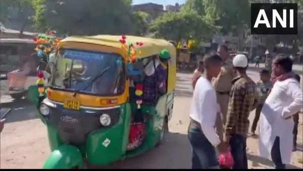 অটোটিকে আটক করেছে পুলিশ অটোটিকে আটক করেছে পুলিশ