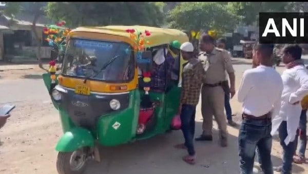 ২৭ জন যাত্রী নিয়ে অটো ২৭ জন যাত্রী নিয়ে অটো