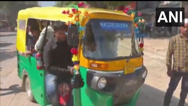 অটোর যাত্রী সংখ্যা নিয়ে অবাক ট্র্যাফিক পুলিশ অটোর যাত্রী সংখ্যা নিয়ে অবাক ট্র্যাফিক পুলিশ