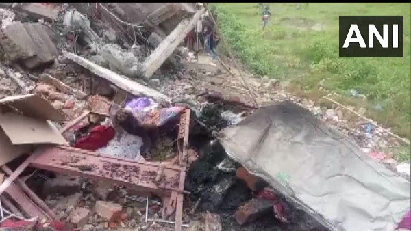 বাড়ির একাংশ চাপা পড়ে আহত আট 