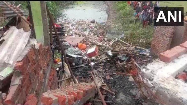 ঘটনাস্থলে ফরেন্সিকের দল 