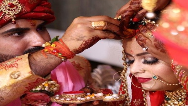 হাত থেকে সিঁদুরের কৌটো পড়ে যাওয়া হাত থেকে সিঁদুরের কৌটো পড়ে যাওয়া