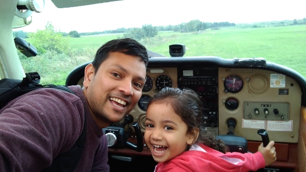 নিজের বিমানেই বিদেশে পাড়ি 