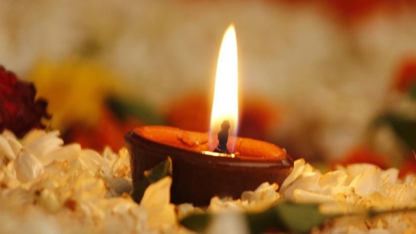 গাছের নীচে প্রদীপ জ্বালান