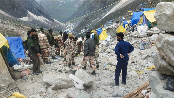 বন্যার চ্যানেলেই তাঁবু