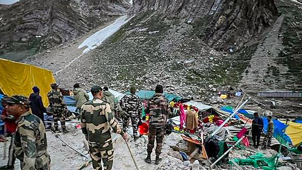 আকস্মিক বন্যায় ক্ষতিগ্রস্ত পুণ্যার্থীদের তাঁবু 