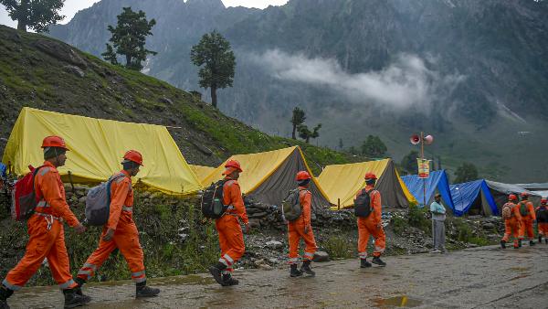 প্রবল বৃষ্টিপাতে ব্যাহত উদ্ধারকাজ