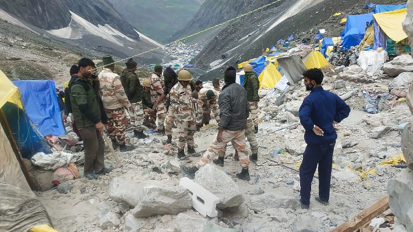 আটকে বাঙালি পর্যটকরা আটকে বাঙালি পর্যটকরা