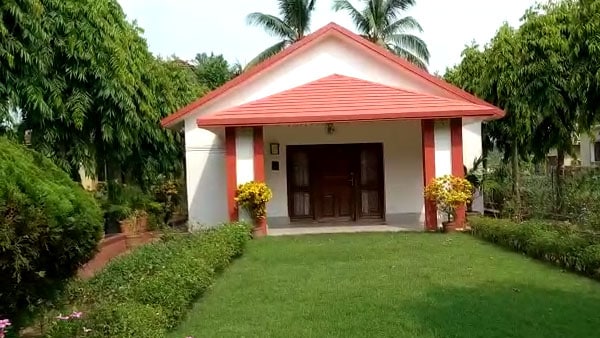 ১০ কাঠার বেশি জমিতে বিশাল এই বাড়ি ১০ কাঠার বেশি জমিতে বিশাল এই বাড়ি