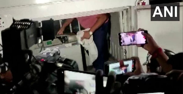 মেশিন এনে চলছে টাকা গণনা মেশিন এনে চলছে টাকা গণনা