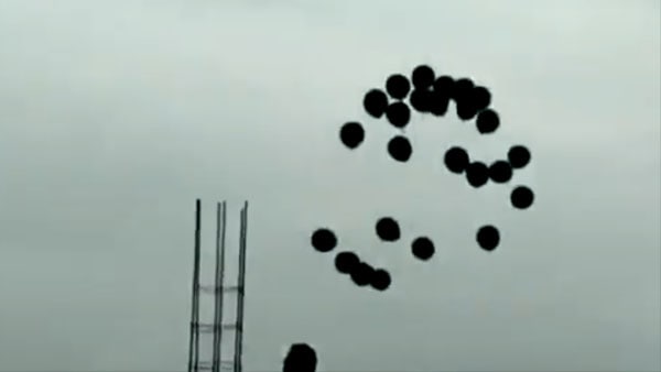 কালো বেলুন ওড়াতে শুরু করে কালো বেলুন ওড়াতে শুরু করে